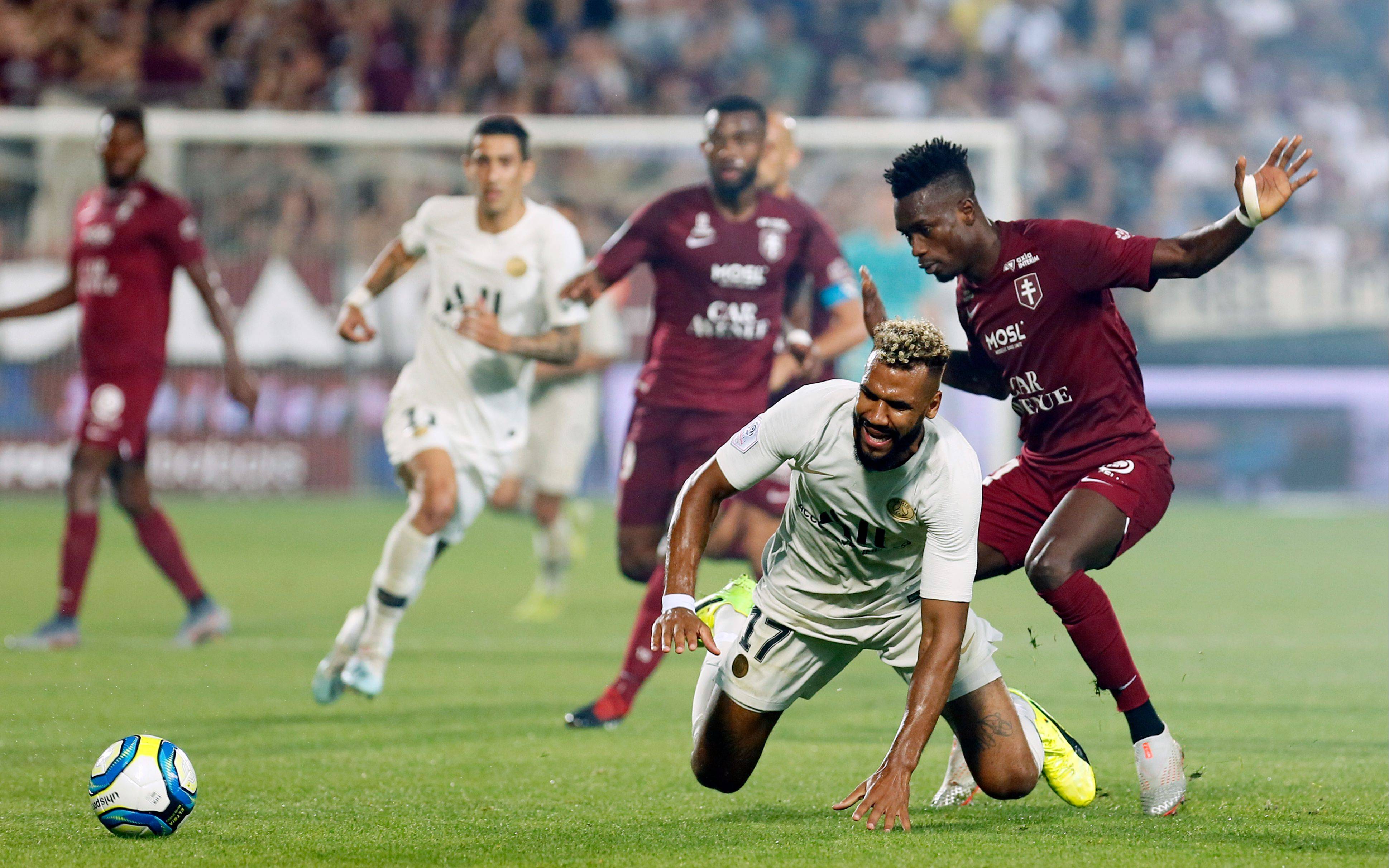 足球赛事中两支实力均衡的球队对决