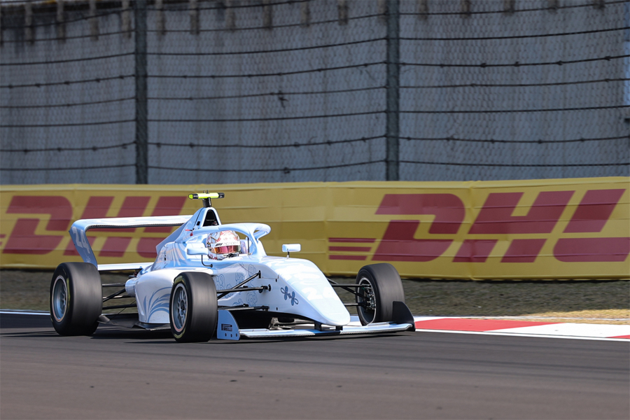 一场经典之战！赛车点燃球迷热情的简单介绍